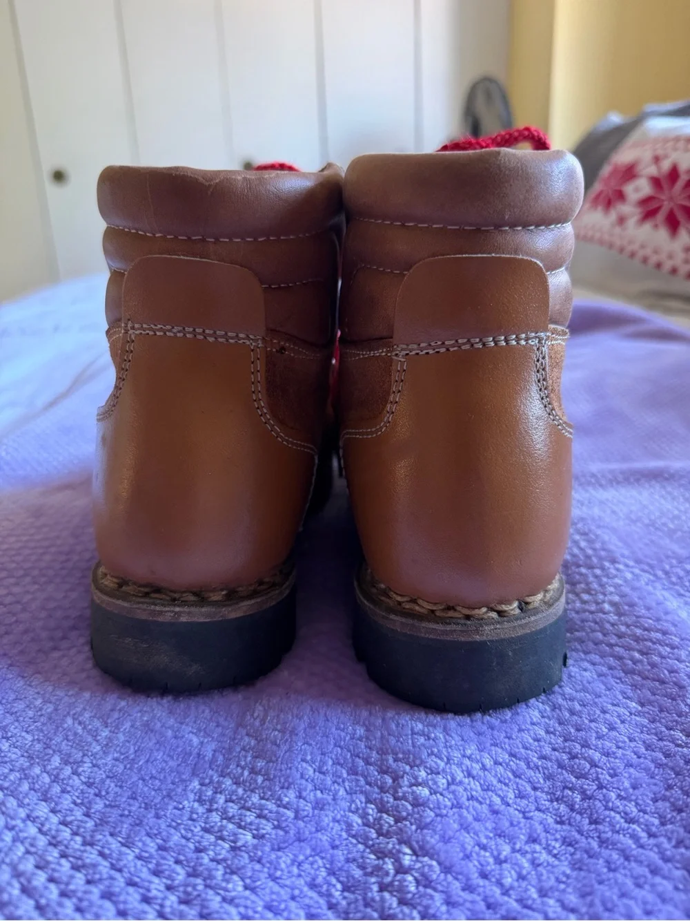 Men’s Kinney Suede Hiking Boot with Red Laces size 5